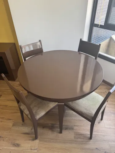 Mesa de jantar com 4 cadeiras em excelente estado