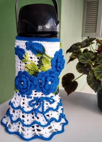 Capa decorativa em crochê feita a mão para garrafa térmica com capacidade de 1 litro 