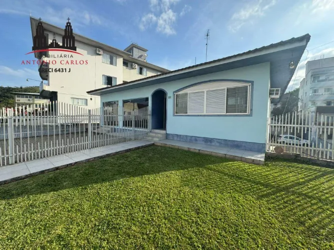 Casa à venda em Antônio Carlos (Centro) 250 m² internos | Terreno 778 m²