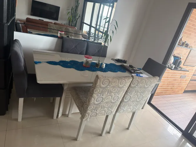 Mesa de jantar 1,80m x 0,90m com 6 cadeiras