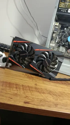 Placa de Video Gigabyte Radeon RX 560 4GB Dual Fan