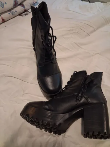 Bota coturno preta com salto e plataforma - nova!