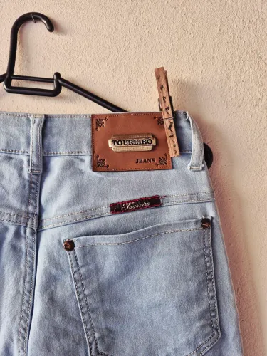 Calca jeans com bordado 
