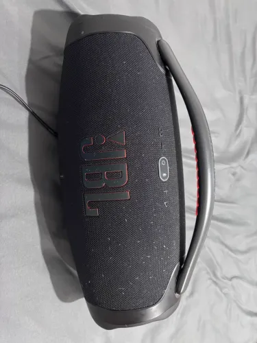 Vende-se BOMBOX 3 em perfeito estado.