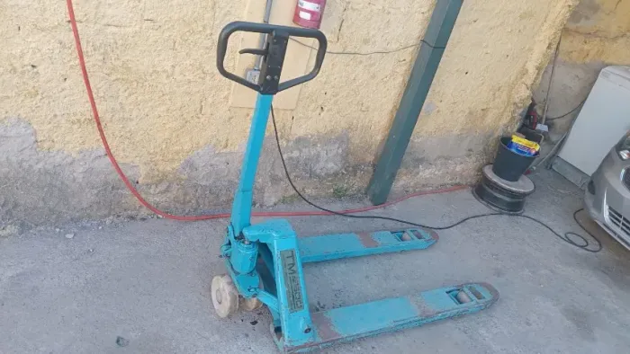 Paleteira semi nova 680 garfo 2.5 ton