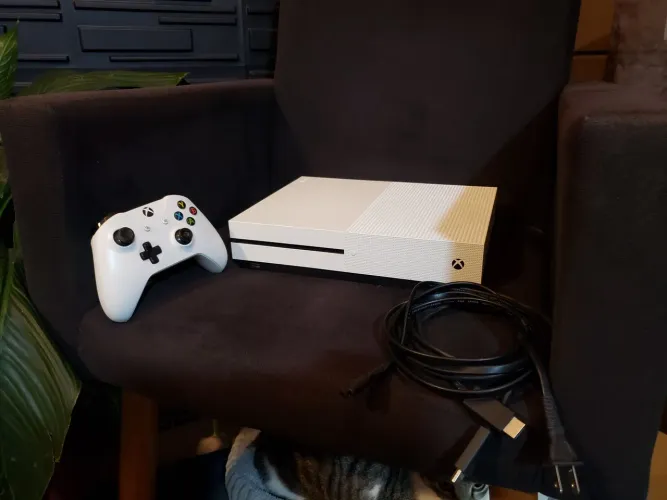 Xbox One S bem novinho 1 terá de HD - 1 controle + 10 jogos
