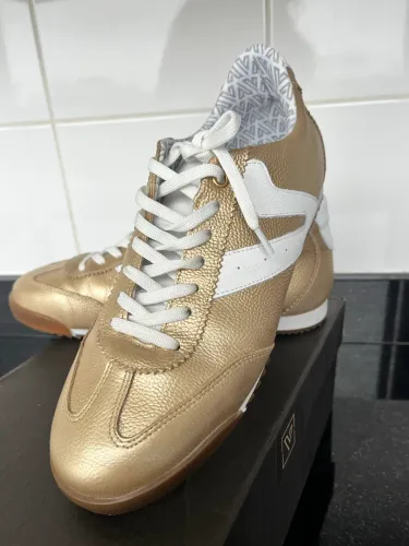 Lindo Tênis dourado
