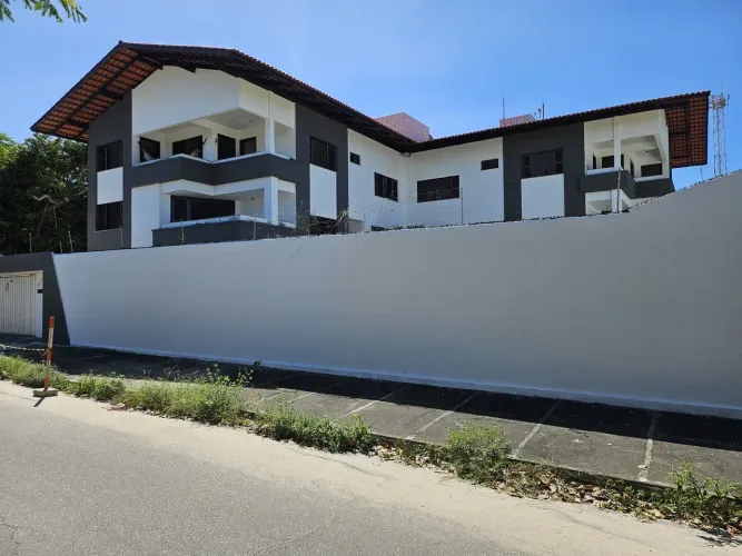 Duas grandes casas em uma, ou sua empreza...
