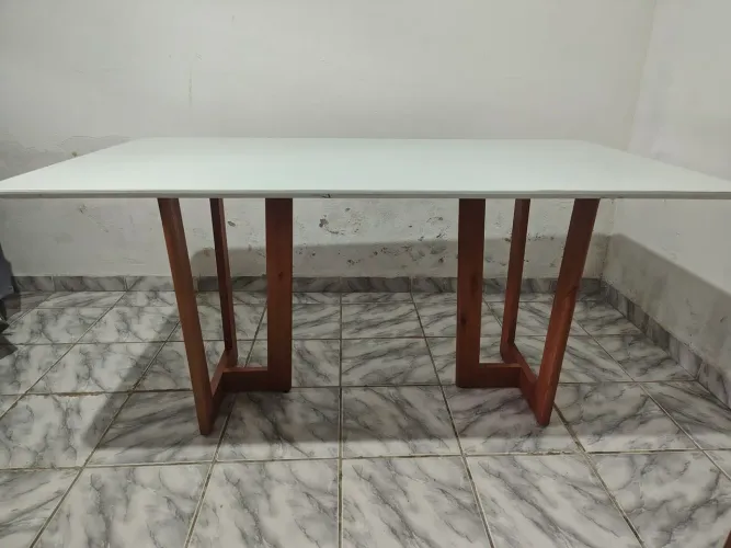 MESA COM TAMPO DE VIDRO 160×90