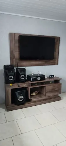 Rack com painel de TV