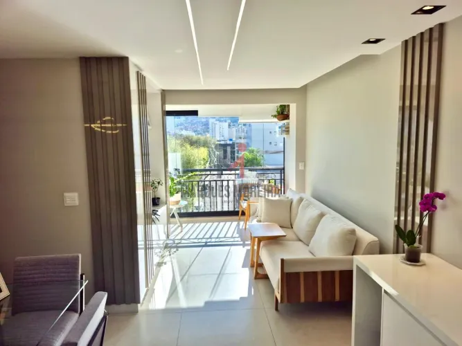 Um apartamento reformado para quem valoriza conforto, praticidade e bons espaços