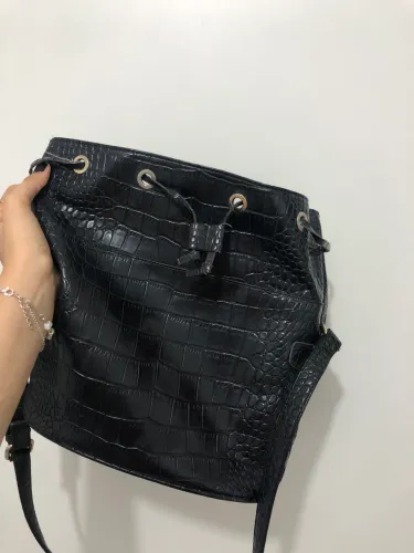 bolsa bucket preta textura crocodilo chique vintage y2k