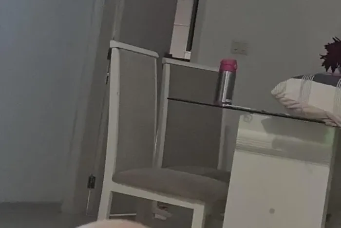 Mesa de jantar brinde as cadeiras e 1 colchão de solteiro.