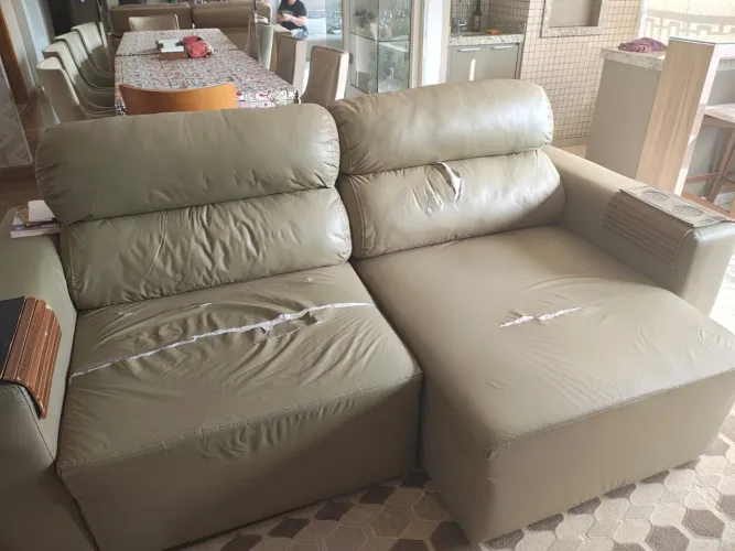 Sofa estrutura excelente de corino precisando revestir assento o resto está perdeito