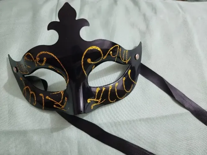 Máscara de Carnaval preta e dourada