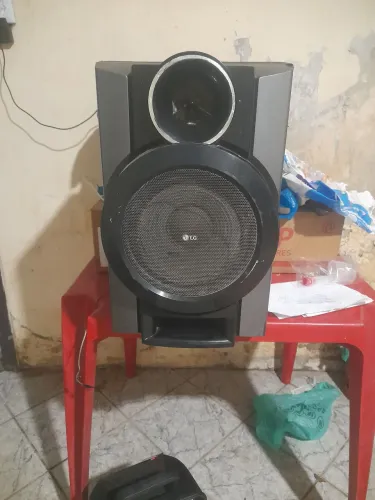Caixa grande de som LG