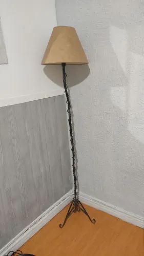 Abajur de pé grande na cor ouro velho