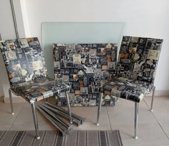 Mesa com vidro bisotê e 2 cadeiras 