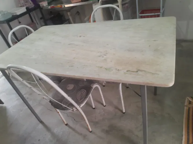 Mesa de mármore c.pe de ferro  