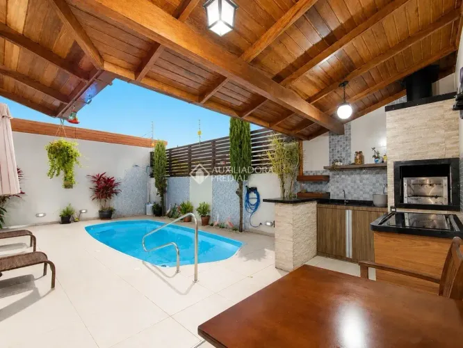 Ampla Casa com 5 dormitórios, Piscina e Área de Lazer Completa em Capoeiras