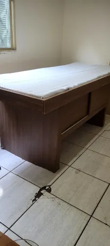 Vende-se Maca de massagem, com baú interno.