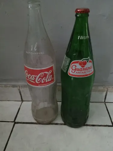 1 garrafa de coca cola 1 litro e 1 de guaraná retornáveis