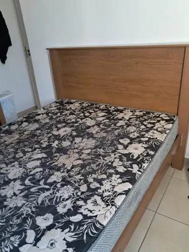 Cama de casal com colchão (usada)