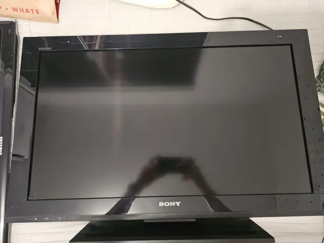 TV Sony 1080p funcionando normalmente 32 polegadas.