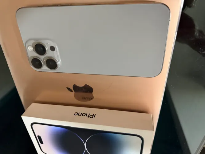 iPhone 15 Pro Max na caixa original de procedência