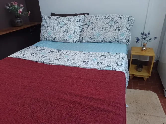 ACOLHEDOR APARTAMENTO MOBILIADO SEM FIADOR CASAL/SOLTEIRO - ESTACIONAMENTO/INTERNET CORTES