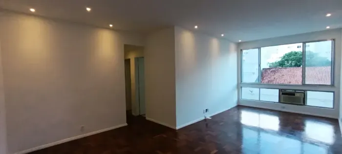 Copacabana 3 quartos, sendo 1 suíte, dependência completa.