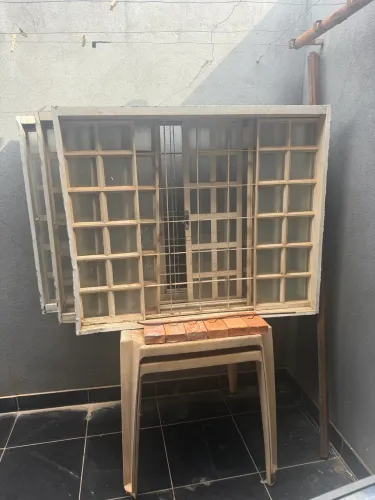 Vende 2 janelas 1,20x1,00, mais 1 de 1,50x1,00 e portão 0,85x2,10 todos por 800,00