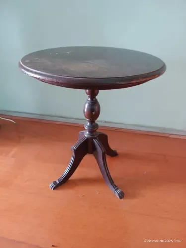 Mesa colonial de tripé de madeira
