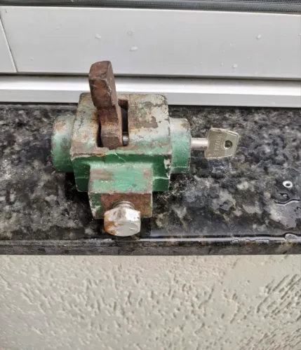 Fechadura de piso para porta de aço com uma chave tetra