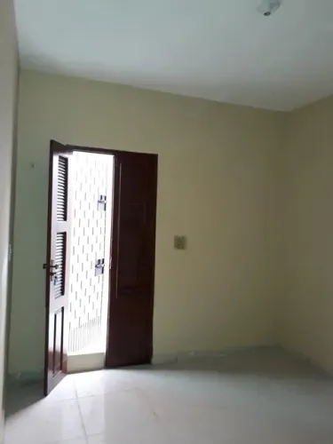 Quitinete com 20 m² , com quarto, banheiro e cozinha. Água e luz individualizada, em uma e