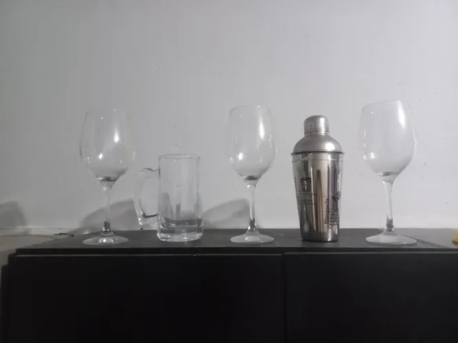 Coqueteleita, taça e caneca de vidro.