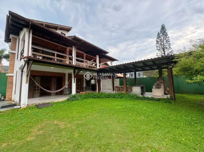 Auxiliadora Predial aluga, ampla casa de 2 dormitórios toda mobiliada, localizada no bairr