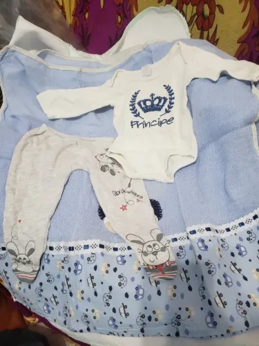 Roupas, cobertores,coeiros,roupas de bebê menino e menina.