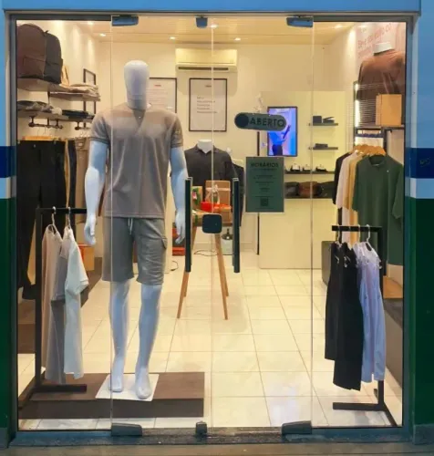 Vendo móveis e estoque completo para loja de roupas masculinas