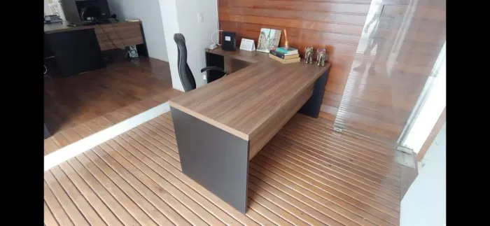 Mesa em L pra escritório em MDF medindo 2,00x1,10 metros com gavetas com chave