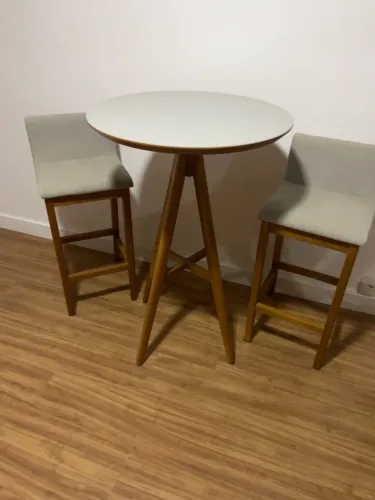Mesa alta redonda com duas cadeiras