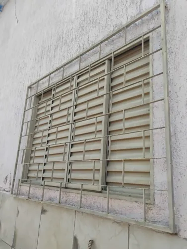 Janela veneziana, grade de proteção