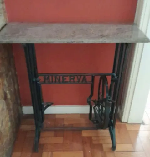 Pé de Máquina (56 cm x 41 cm x  74 cm) + Tampo de Granito (80 cm x 35 cm.x 2 cm).