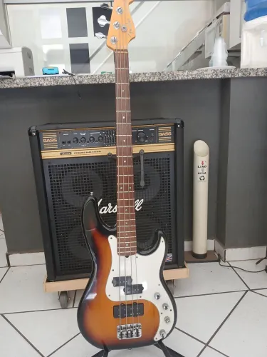 Baixo Fender American Deluxe, Precision Bass