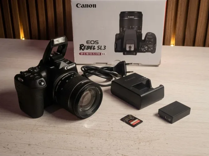 Canon SL3 com Lente 18-55mm + Cartão SD 64gb