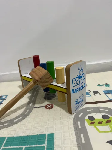 Brinquedo bate martelo de madeira 