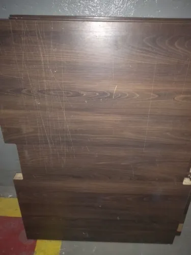 Mesa de escritório desmontada