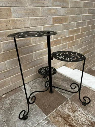 Suporte Articulado de Chão para 3 Vasos, Feito de Ferro Reforçado, Acabamento em Preto.