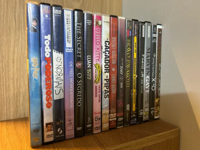 Lote com 16 DVDs Originais - Filmes, Shows de Música, Infantil e Documentário
