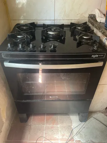 Fogão de cinco bocas semi-novo de 1.000 por 800,00